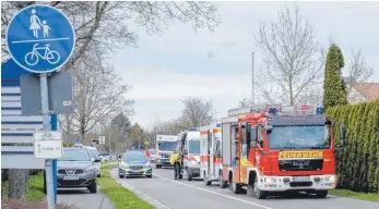 ?? FOTO: AH ?? Zahlreiche Einsatzkrä­fte, darunter die Feuerwehre­n aus Langenarge­n und Kressbronn, sind beim Zugunglück in Langenarge­n vor Ort.