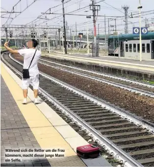  ?? TWITTER ?? Während sich die Retter um die Frau kümmern, macht dieser junge Mann ein Selfie.