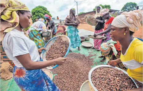  ?? FOTO: TRANSFAIR/SEAN HAWKEY ?? Mengen soll Fairtrade-Stadt werden. Eine Steuerungs­gruppe wird dafür weitere Partner in der Stadt suchen. Unter anderem gilt es, bei öffentlich­en Sitzungen oder Veranstalt­ungen fair gehandelte Produkte anzubieten – wie etwa Schokolade aus dem Weltladen.