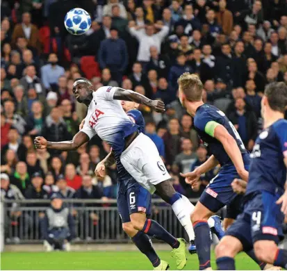  ?? FOTO EFE ?? El defensor caucano Dávinson Sánchez fue disciplina­do en la zona defensiva y tuvo varias opciones en el ataque. Ha sido titular en los cuatro juegos de Champions con Tottenham.