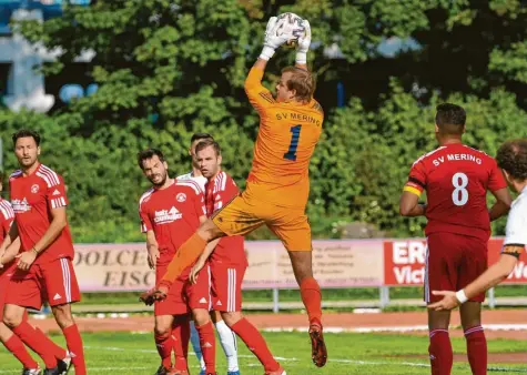  ?? Fotos: Rudi Fischer, Michael Hochgemuth (Archiv) ?? Ohne die vielen guten Paraden von Torhüter Julian Baumann hätte der SV Mering wohl das Derby gegen den SV Cosmos Aystetten verloren. So sprang zumindest ein Punkt he‰ raus.