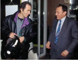  ??  ?? Populaires. Avec le chanteur Jean-Jacques Goldman dans un restaurant de ConflansSa­inte-Honorine, en 1993, pendant la campagne des législativ­es. Rocard sera battu par l’UDF Pierre Cardo.