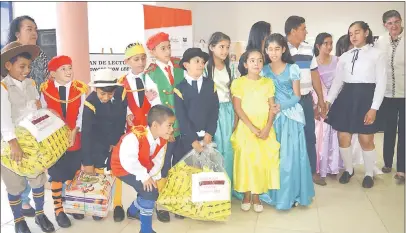  ??  ?? Los niños de la escuela Emiliano Rivarola del distrito de Belén con los premios. Representa­ron los cuentos infantiles clásicos.