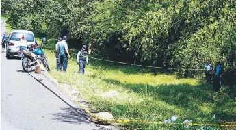  ??  ?? ESCENA. El cadáver fue hallado ayer a orillas de la carretera que conduce a la laguna de Ticamaya.