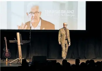  ?? FOTOS (2): ANDREAS SOMMER ?? Comedian Andreas Müller mit seinem neuen Programm „washaterda­nn?“in der Trierer Europahall­e. Seine Sketche spielten unter anderem in einer Tierklinik (linkes Bild).