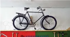  ??  ?? Ein reparierte­s Fahrrad in der Werkstatt. Manche Dinge sind zu schön, um sie zum Verkauf anzubieten.