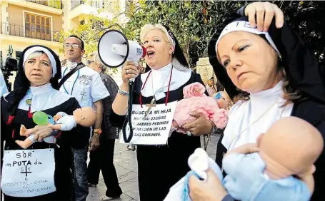  ?? Státem odebrané španělské děti si jejich rodiny připomínaj­í například na Den matek. Na archivním snímku je protest ve Valencii. FOTO PROFIMEDIA ?? Vraťte nám je!