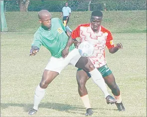  ?? (Pic: Sanele Jele) ?? Tambuti’s Siboniso Shiba (L) and Tinyosi’s Siboniso Motsa fight for the ball during their league game played at Mayaluka Stadium yesterday.