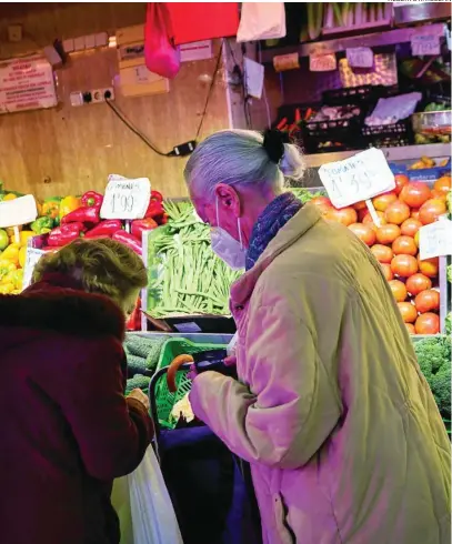  ?? ALBERTO R. ROLDÁN ?? Dos personas compran en un puesto del Mercado Maravillas de Madrid