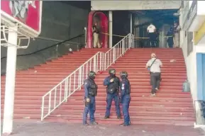  ??  ?? Violencia. Comensales de Mister Bar fueron baleados en la mañana del domingo.