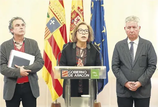  ?? CHUS MARCHADOR ?? La consejera de Sanidad, Pilar Ventura, en el centro junto al director general de Salud Pública y y el gerente del Salud, Francisco Falo y Javier Marión.