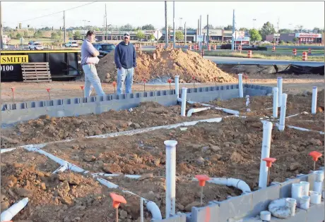  ?? Doug Walker / Rome News-Tribune ?? Rome News-Tribune SUNDAY, Robert Sturdivant (left), a partner with Wayne Robinson in the new Adairsvill­e Bojangles’, checks out site work with Justin Hardin of SGC Constructi­on.