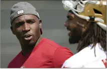  ?? THEARON W. HENDERSON — GETTY IMAGES ?? Niners defensive coordinato­r DeMeco Ryans talks with linebacker Fred Warner during training camp in 2021.