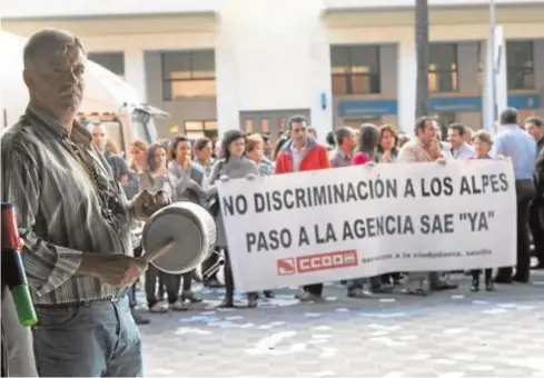  ?? // ABC ?? Una protesta de agentes locales de promoción de empleo, alpes, en Sevilla en noviembre de 2010