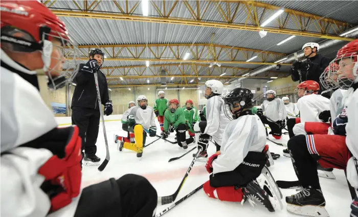  ?? Bild: JOEL HANSSON ?? HÖG BELÄGGNING. Gullmarsbo­rgs ishall öppnar 07.00 och stänger 22.00 under Lysekils hockeyskol­a. Däremellan tränas det i princip hela tiden. Ismaskinen får minst sagt jobba mellan passen.