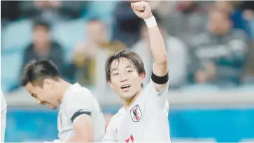  ??  ?? • Koji Miyoshi celebra el segundo gol de Japón.