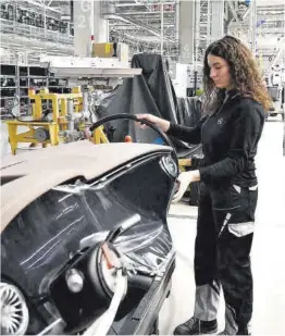  ?? Anna Szilagyi / Efe ?? Una trabajador­a de Mercedes en la planta de Sindelfing­en (Alemania).