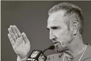 ?? Charlie Riedel / Associated Press ?? Chiefs defensive coordinato­r Steve Spagnuolo has been good at stopping Brady in recent meetings.