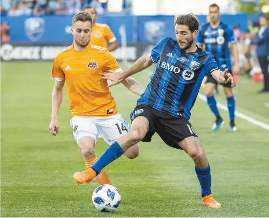  ??  ?? Adam Lundqvist du Dynamo de Houston et Ignacio Piatti de l’Impact se disputent le ballon lors du match du 2 juin dernier, à Montréal. PHOTO JOËL LEMAY, AGENCE QMI