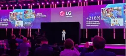  ??  ?? Bij de presentati­e van LG was CEO Jong-seok Park als 3d-hologram aanwezig.