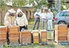  ?? FOTO: JOSEF ASSFALG ?? Klosterimk­er Josef Renn erklärte Gisela Splett seine Arbeit mit den Bienen. Bürgermeis­ter Achim Deinet (v.l.), Michael Hörrmann und Wilmuth Lindenthal hielten gebührend Abstand.