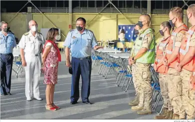  ?? JESÚS HELLÍN / EP ?? La ministra de Defensa, Margarita Robles, durante una visita ayer a la base aérea de Torrejón de Ardoz.