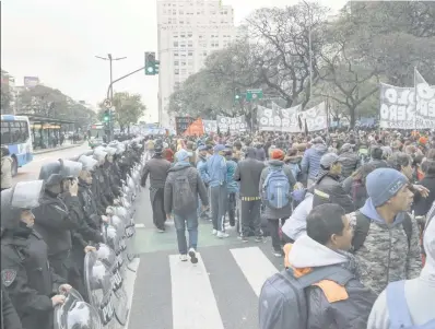  ??  ?? Los movimiento­s piqueteros bloquearán hoy los accesos a la ciudad de Buenos Aires