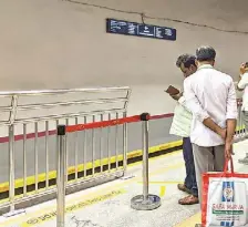  ?? SREELAKSHM­I PRIYADARSH­INI ?? Barricades were set up to restrain the movement of passengers at Majestic metro station.