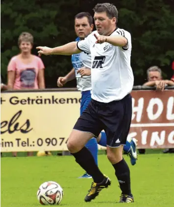  ?? Archivfoto: Aumiller ?? Nachdem der SC Tapfheim um Martin Wittmann zuletzt zehn Spieltage lang auf Rang drei in der Tabelle der A Klasse West 3 ge klebt war, arbeitete man sich nun auf den Relegation­splatz vor.