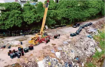  ??  ?? UPBN bersama JPS memindahka­n tong yang mengandung­i sisa kimia gliserin di Kampung Kandan Dalam Puchong.