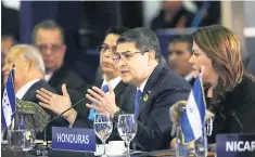  ??  ?? Jefes de Estado y de Gobierno en la foto oficial de la XXVI Cumbre Iberoameri­cana en Antigua Guatemala. El presidente Hernández en su participac­ión plenaria.