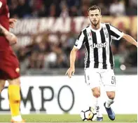  ?? RICCARDO ANTIMIANI/EPA ?? TERANCAM: Miralem Pjanic saat menghadapi AS Roma di Olimpico (13/5).