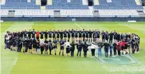  ?? PHOTO: GETTY IMAGES ?? Crusaders players, their family members and franchise staff huddle before a Crusaders training session at Orangetheo­ry Stadium in Christchur­ch yesterday.