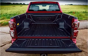  ??  ?? Practicali­ty
Isuzu’s load bed is smaller than the Ford’s, but its payload is 2kg higher than the Ranger’s. Plastic trim protects the bodywork