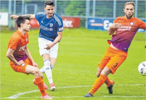  ?? FOTO: ROLF SCHULTES ?? Der FV Ravensburg (Mitte Bartosz Broniszews­ki) verlor gegen den FC Nöttingen (links Jonas Marten, rechts Holger Fuchs) mit 0:2.