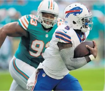  ?? JOE CAVARETTA/STAFF PHOTOGRAPH­ER ?? Ndamukong Suh chases after Buffalo Bills quarterbac­k Tyrod Taylor. The defense hounded Taylor for much of the game and didn’t allow the Bills’ rushing attack to get started.