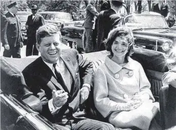  ?? FOTO: DPA ?? Das Glück ins Gesicht geschriebe­n: US-Präsident John F. Kennedy und seine Ehefrau Jacqueline im Mai 1961 in Washington D.C. in einem Cabriolet.