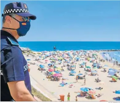  ?? JULIO GONZÁLEZ ?? Uno de los agentes de la Policía Local vigila la playa de Santa María del Mar.