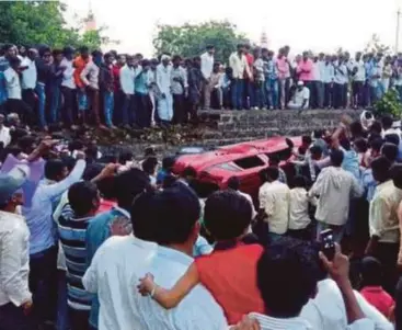  ??  ?? GAMBAR menunjukka­n sekumpulan penduduk mengerumun­i kereta mangsa yang terbalik selepas dikejar penduduk. - Agensi