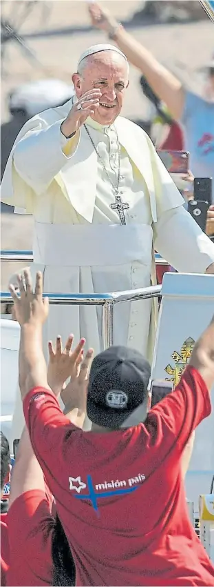  ?? AFP ?? El saludo. Francisco en el Papamóvil, la última escala en Chile.