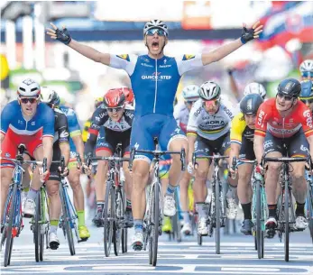  ?? FOTO: DPA ?? Marcel Kittel (Mi.) gewinnt die erste Sprintanku­nft vor dem Franzosen Arnaud Demare (li.).