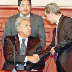  ?? EFE ?? Lenín Moreno (izq.) saluda al embajador de EEUU, ayer en Quito.