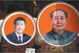  ?? ANDY WONG ASSOCIATED PRESS ?? La limite de deux mandats avait été imposée dans la Constituti­on de 1982 pour éviter un retour au régime dictatoria­l de l’ère Mao Tsé-toung (à droite). À gauche, Xi Jinping.