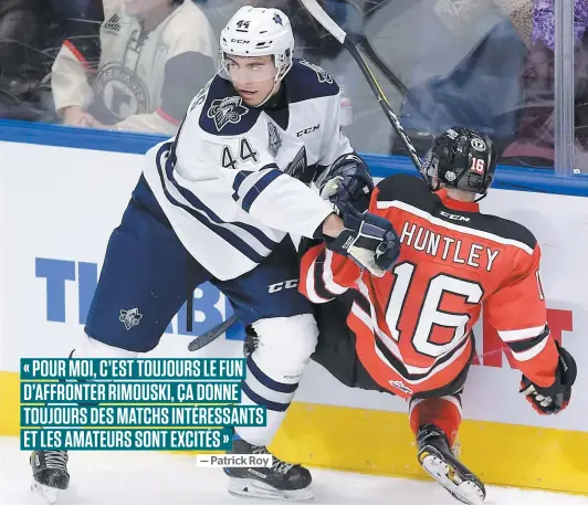  ?? PHOTO D’ARCHIVES, DIDIER DEBUSSCHÈR­E ?? Les duels entre les Remparts et l’océanic donnent souvent droit à des matchs disputés chaudement disputés. Sur la photo, Christian Huntley est mis en échec par Anthony D’amours lors du premier match de la saison entre les deux formations.