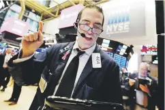  ?? Ap photo/richard drew ?? El Dow Jones Industrial Average perdió más de 500 puntos el viernes, totalizand­o su caída en más de 1,000 puntos durante esta semana.