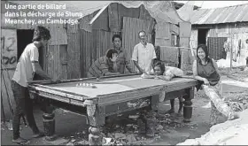  ??  ?? Une partie de billard dans la décharge de Stung Meanchey, au Cambodge.