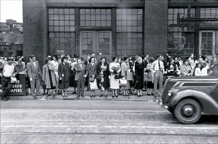  ?? © Elliott Erwitt/Magnum Photos/Courtesy: Carnegie Library of Pittsburgh ?? A crowd waits for a streetcar Downtown.