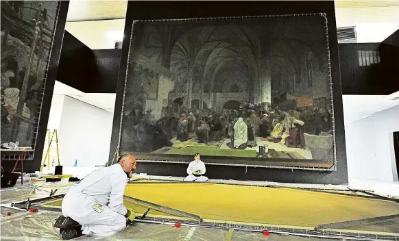  ?? Foto: Patrik Uhlíř, MAFRA ?? Cestující plátna Restauráto­ři vybalují plátna Slovanské epopeje na brněnském výstavišti, kde byla část pláten vystavena do prosince uplynulého roku.