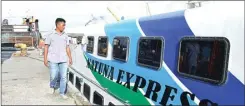  ?? UMAR WIRAHADI/JAWA POS ?? BELUM LAYAK: Kapal Natuna Express belum mengantong­i izin berlayar dan hanya sandar di Pelabuhan Gresik.
