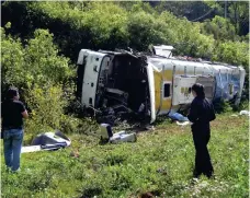  ?? /EFE ?? El autobús cayó a un canal de aguas negras en Tlaquepaqu­e, Jalisco.